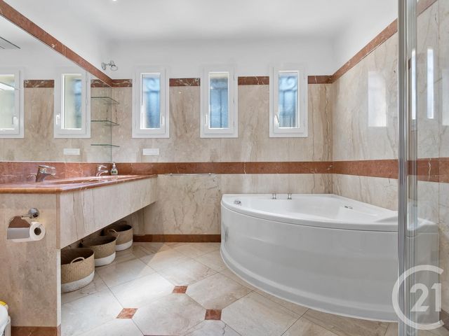 maison à vendre - 8 pièces - 220.0 m2 - STE MAXIME - 83 - PROVENCE-ALPES-COTE-D-AZUR - Century 21 Donzica Immobilier
